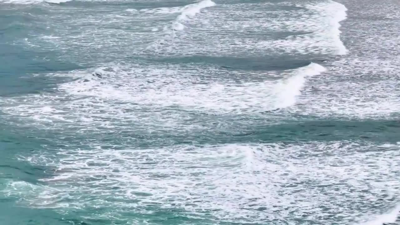 4k航拍视频-从正上方视角观看汹涌的海浪视频下载