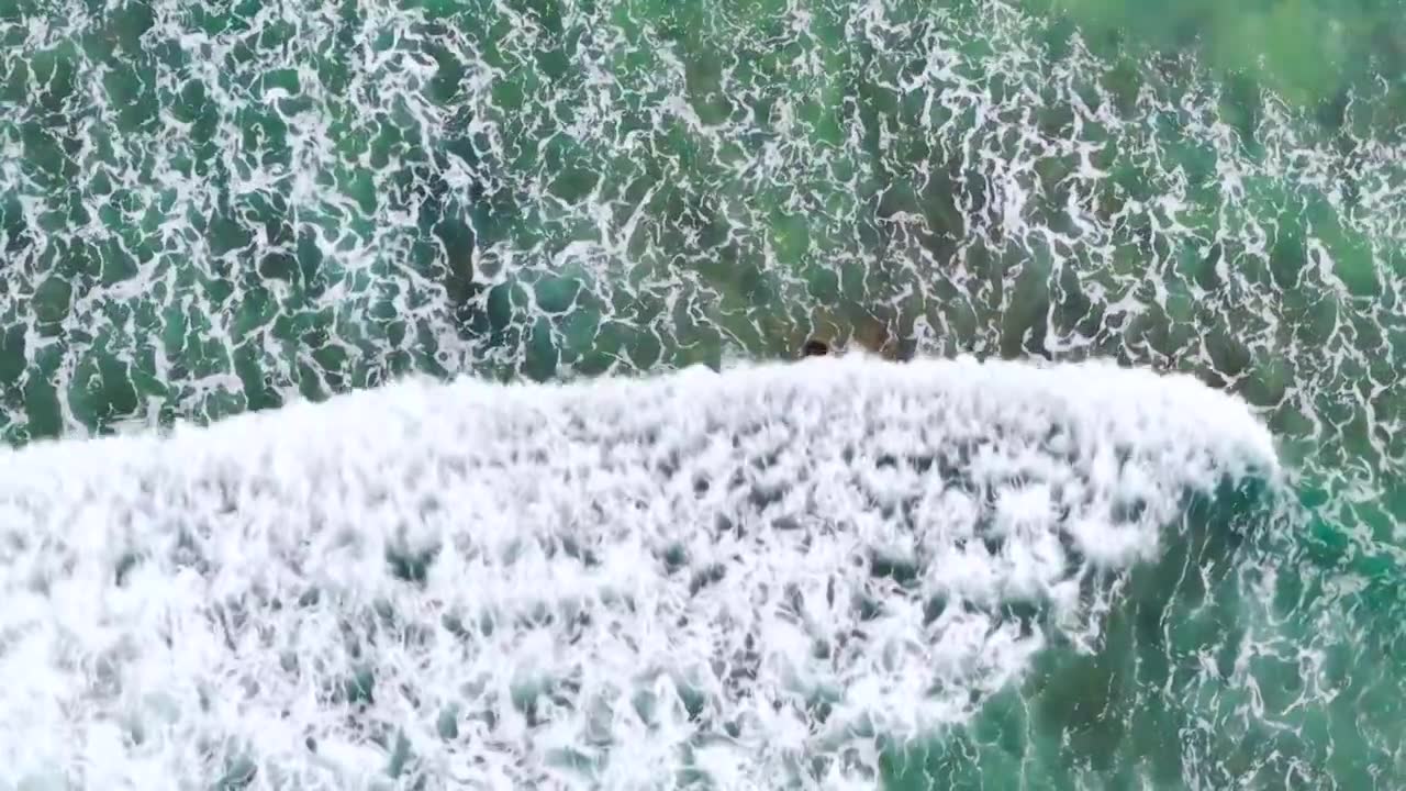 4k航拍视频-从正上方视角观看汹涌的海浪视频下载