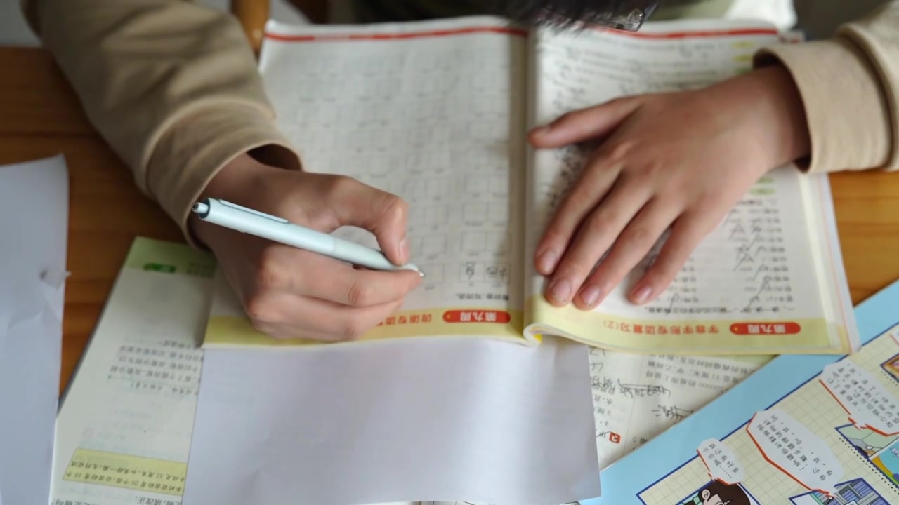 小学生做作业手握笔特写视频下载