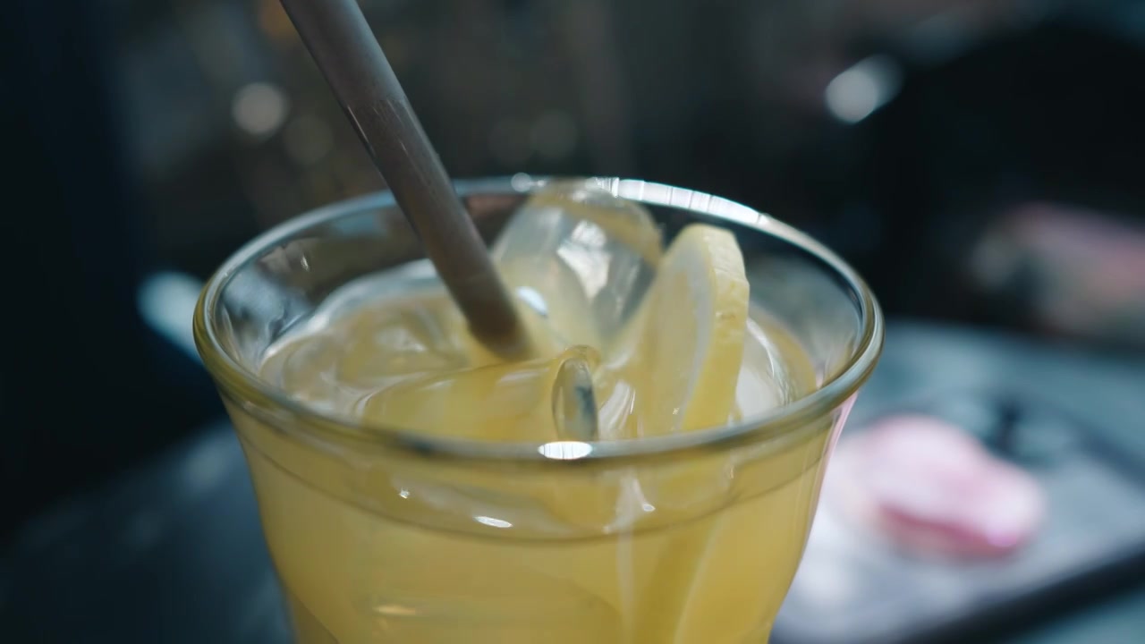 夏天清凉的饮料搅拌冰块凉柠檬汁芒果汁饮料慢镜头特写视频下载