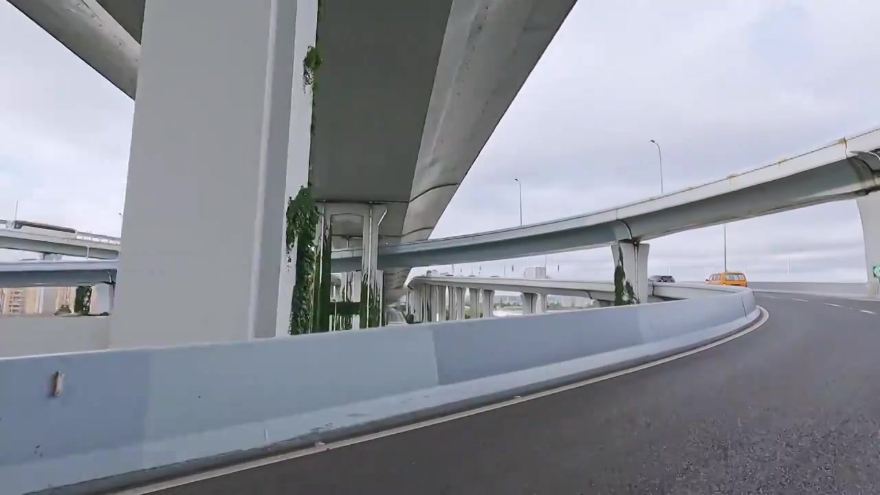 车辆行驶在城市立交桥转盘上视频下载