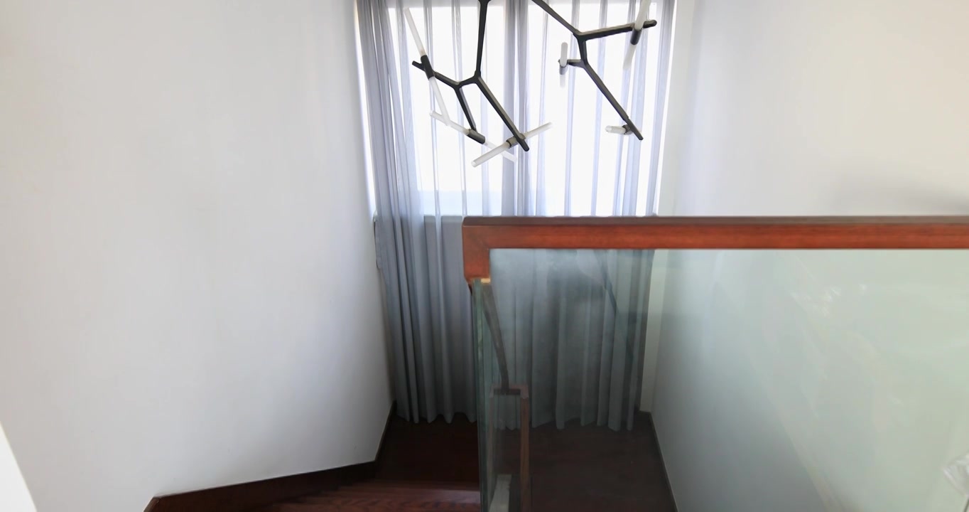 别墅楼梯口的现代灯饰窗帘视频下载