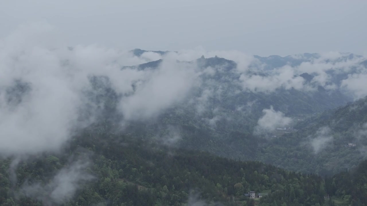 航拍大山云雾环绕视频素材