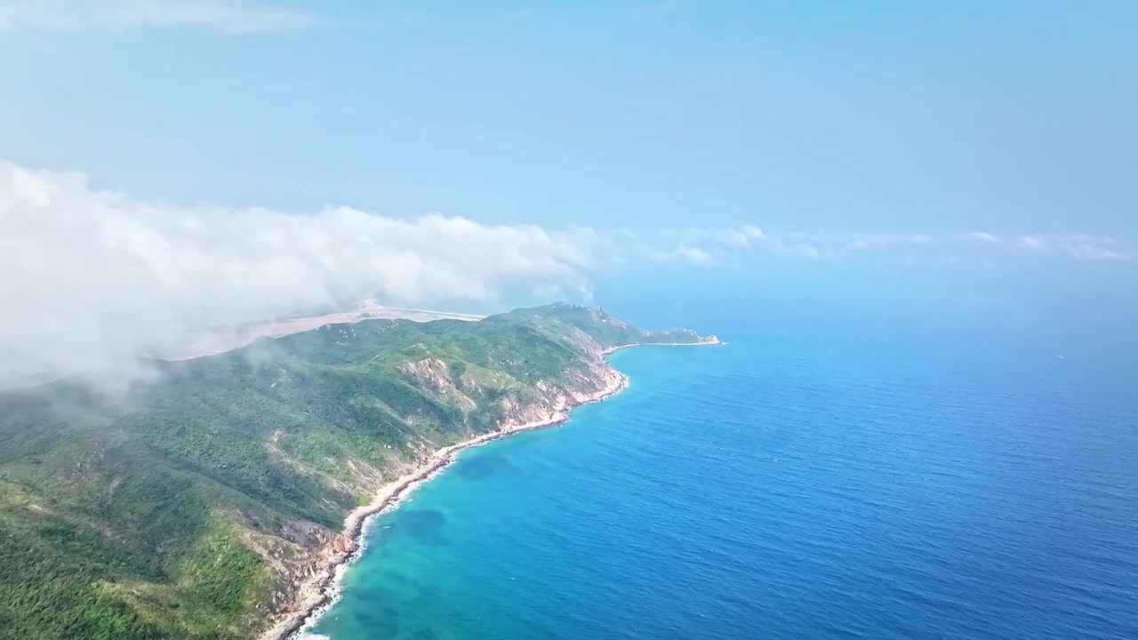 平流雾下的陡峭山悬崖和海岸线视频素材