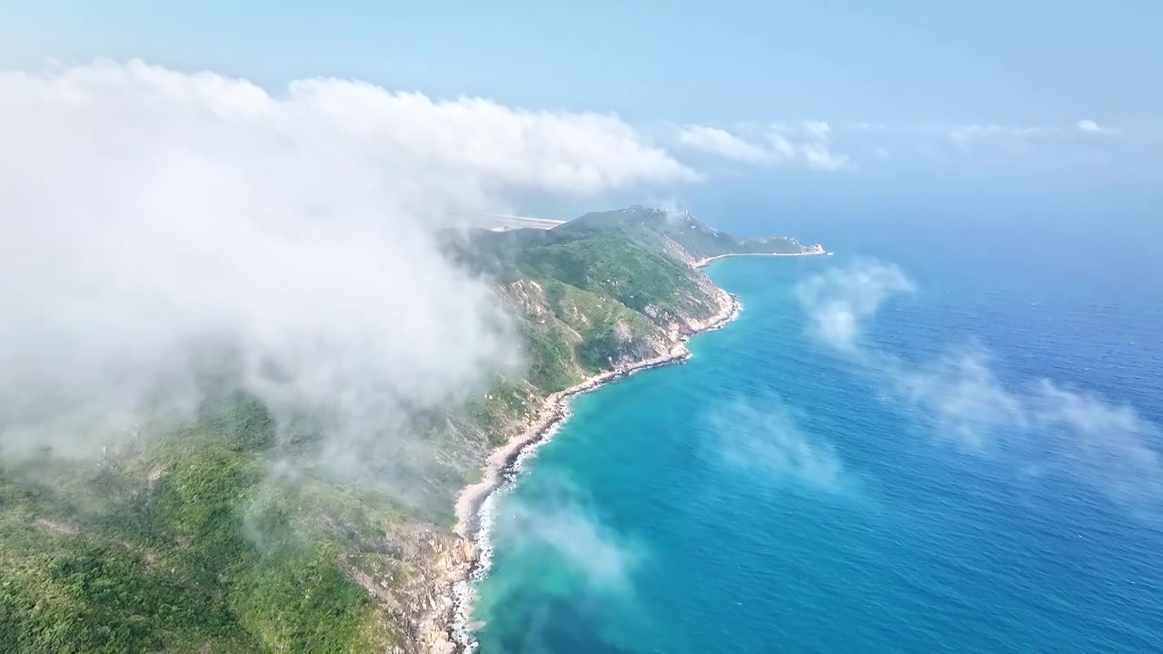 平流雾下的陡峭山悬崖和海岸线视频素材