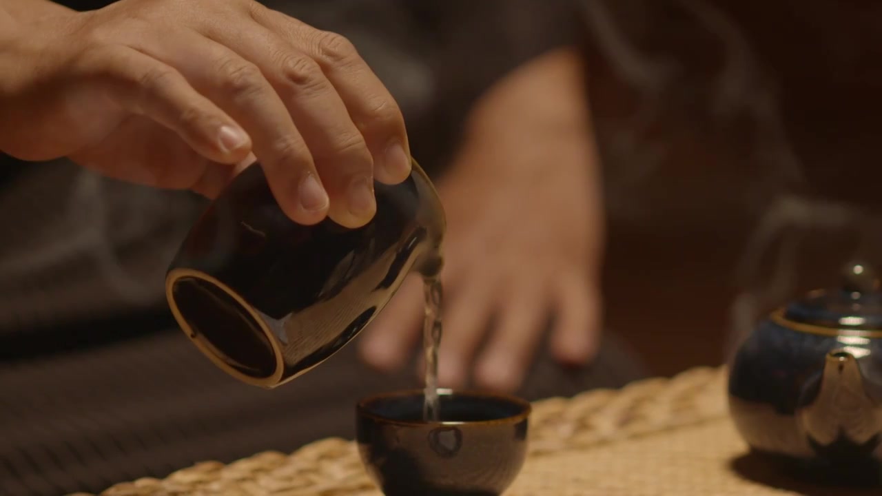 日本人喝茶日式茶艺清茶武士服禅香香炉意境视频下载