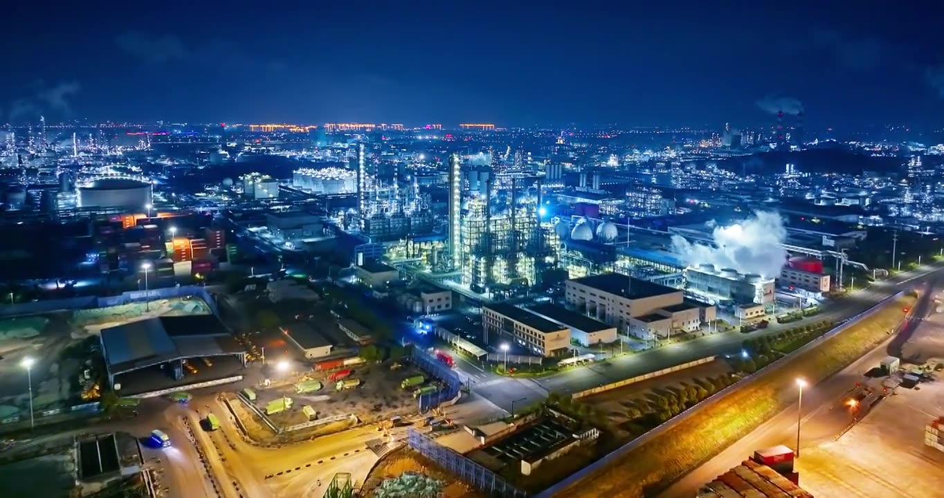 化工厂炼油厂工业区夜景航拍视频下载
