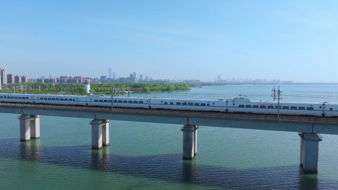 蓝天下的苏州工业园区阳澄湖京沪高铁驶过视频下载