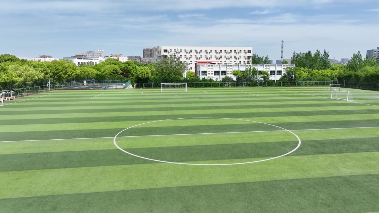 晴朗天气大学校园里露天人造草坪足球场风光视频下载