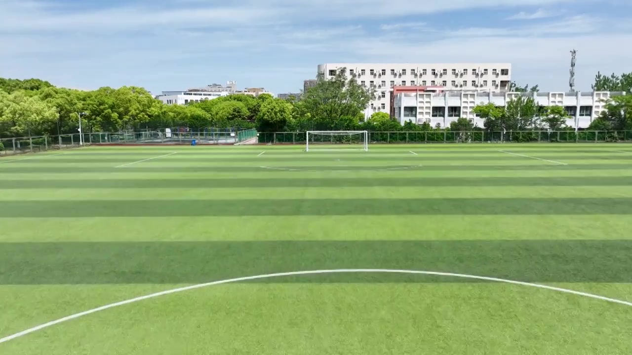 晴朗天气大学校园里露天人造草坪足球场风光视频下载