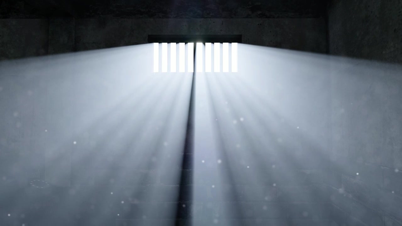 阳光透过冰冷阴暗的监狱窗户形成光斑视频下载