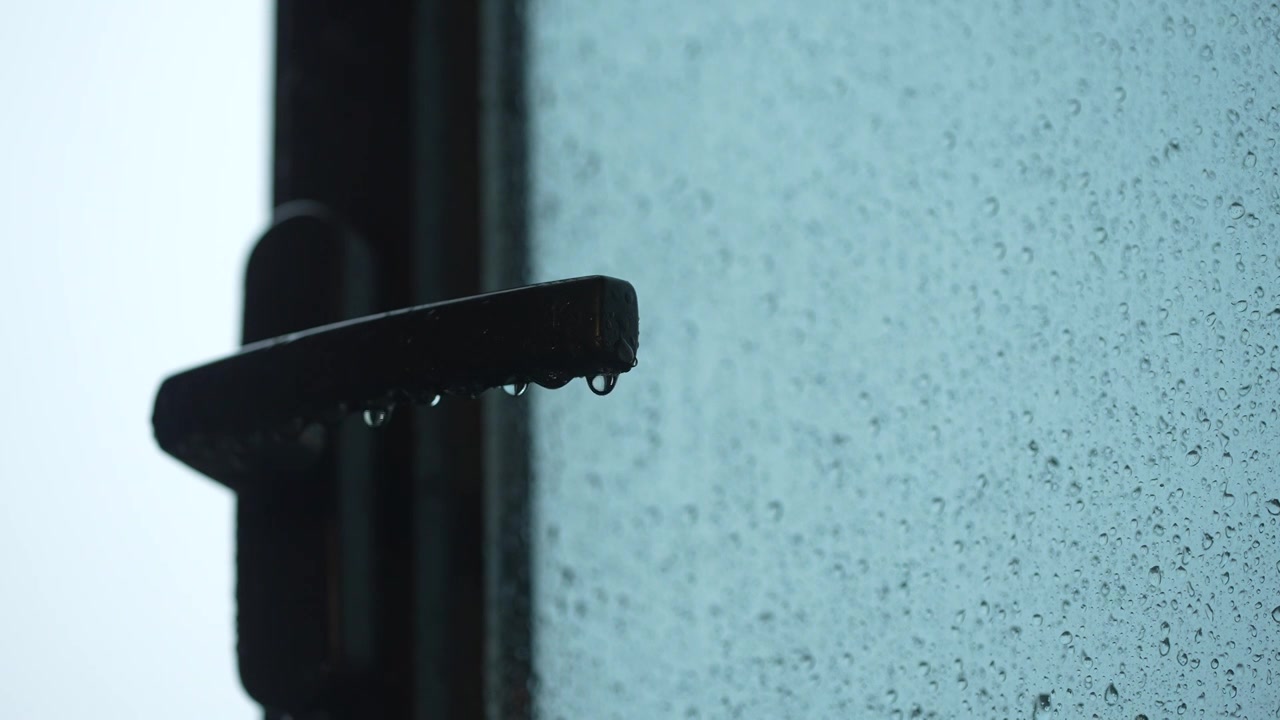 4K慢镜头视频-雨滴从窗户把手掉落视频下载