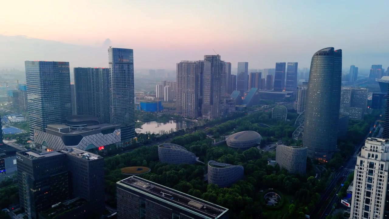 成都高新区天府大道金融城双子塔日出清晨视频素材