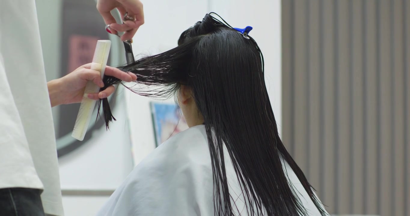 中国女性在理发店修剪头发视频下载