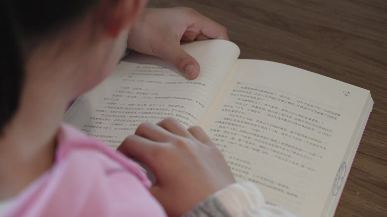 一名女孩在阅读图书视频下载