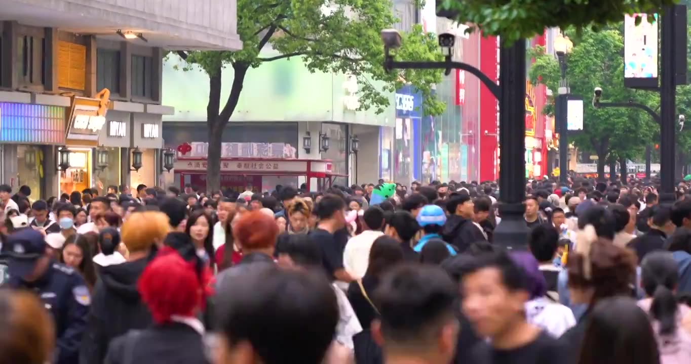 节假日武汉江汉路步行街上拥挤的人群人流量巨大来来往往视频下载