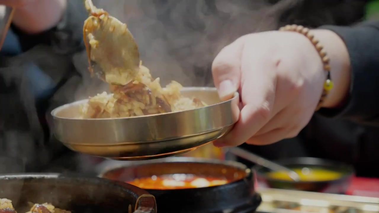 一名男性在用勺子盛饭韩国食物视频下载