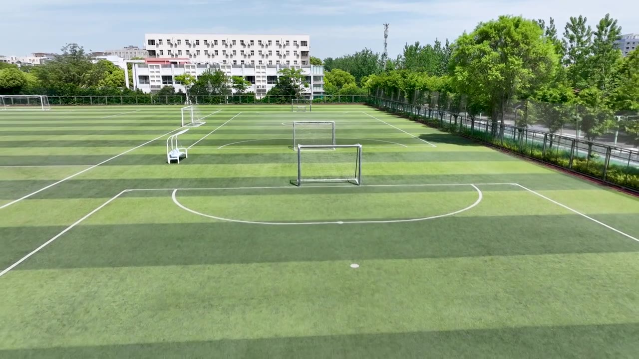 晴朗天气大学校园里露天人造草坪足球场景观视频下载