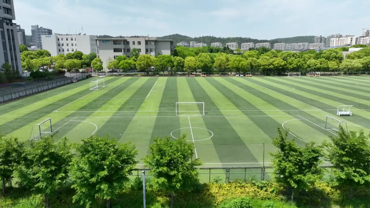 大学校园足球场运动场景观风光视频下载