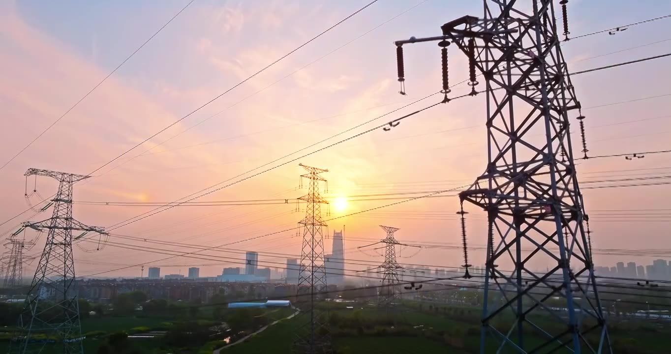 高压电力塔能源设备日落景观视频下载