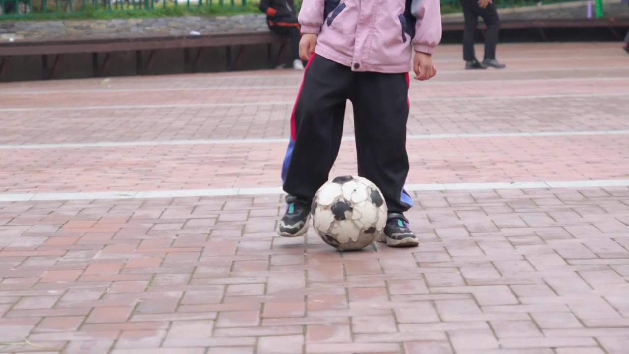 公园里一名男性儿童在踢足球视频下载