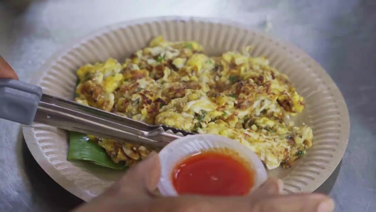 广东粤菜及南洋地区美食蚝煎制作过程视频下载