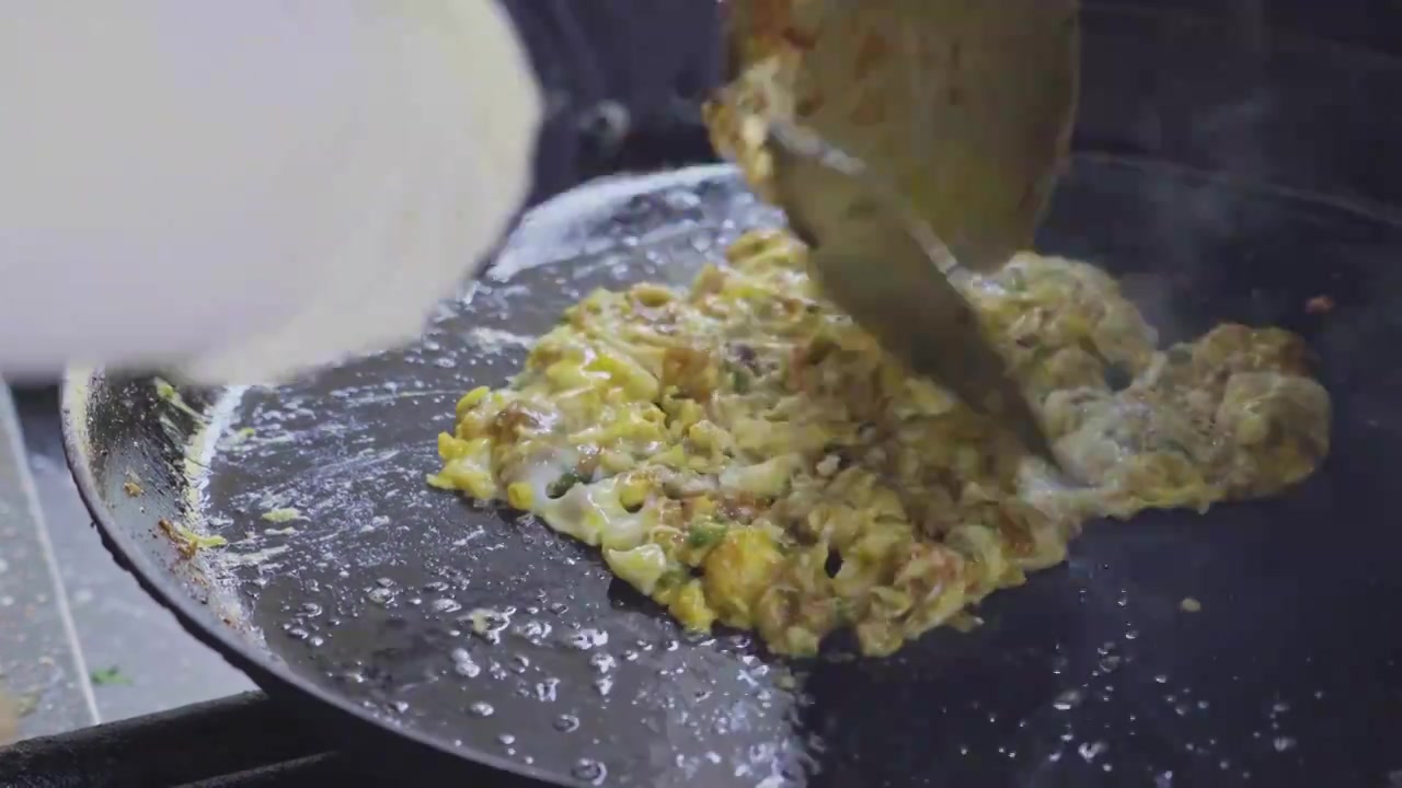 广东粤菜及南洋地区美食蚝煎制作过程视频下载