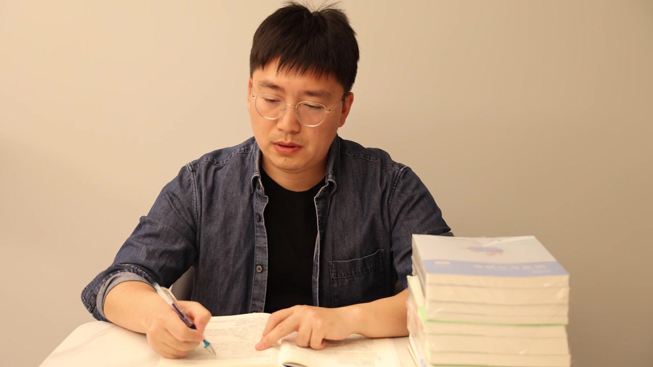 4K中国男性看书学习备考视频下载