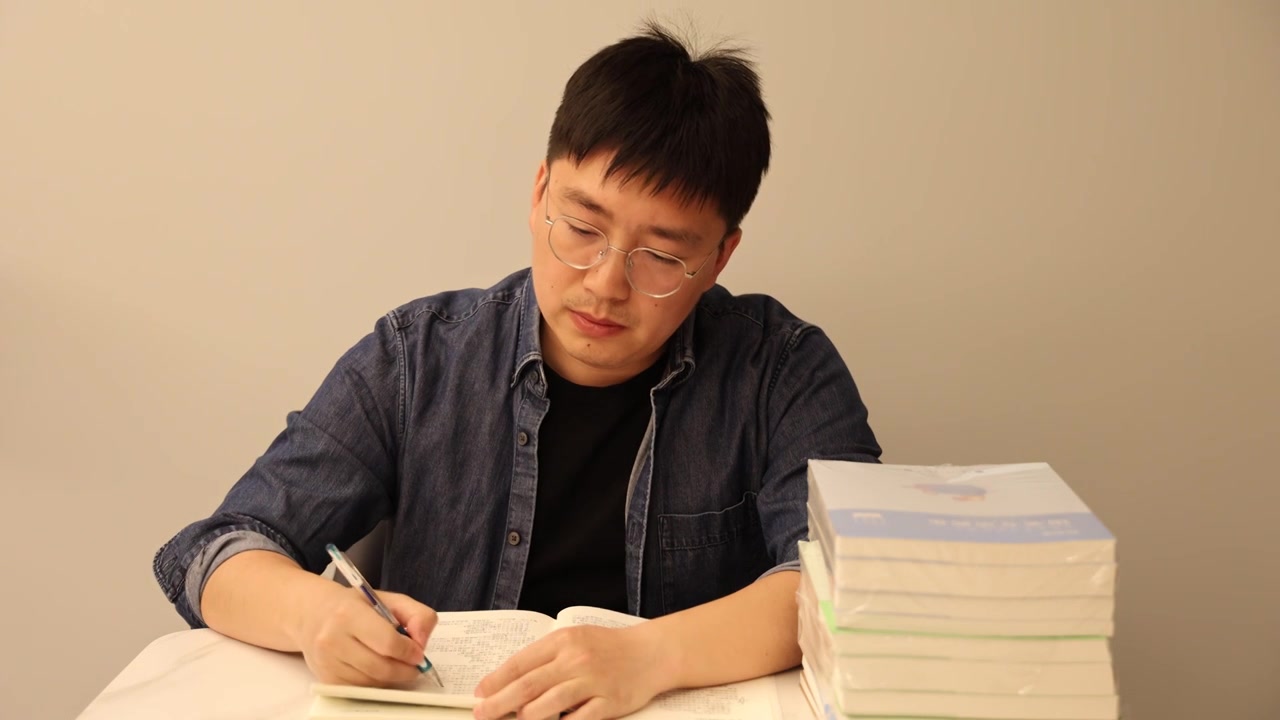 4K中国男性看书学习备考视频下载
