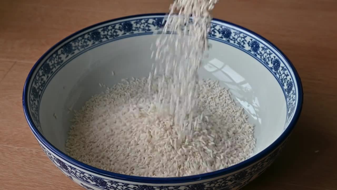 将包粽子用的糯米加入碗中视频下载