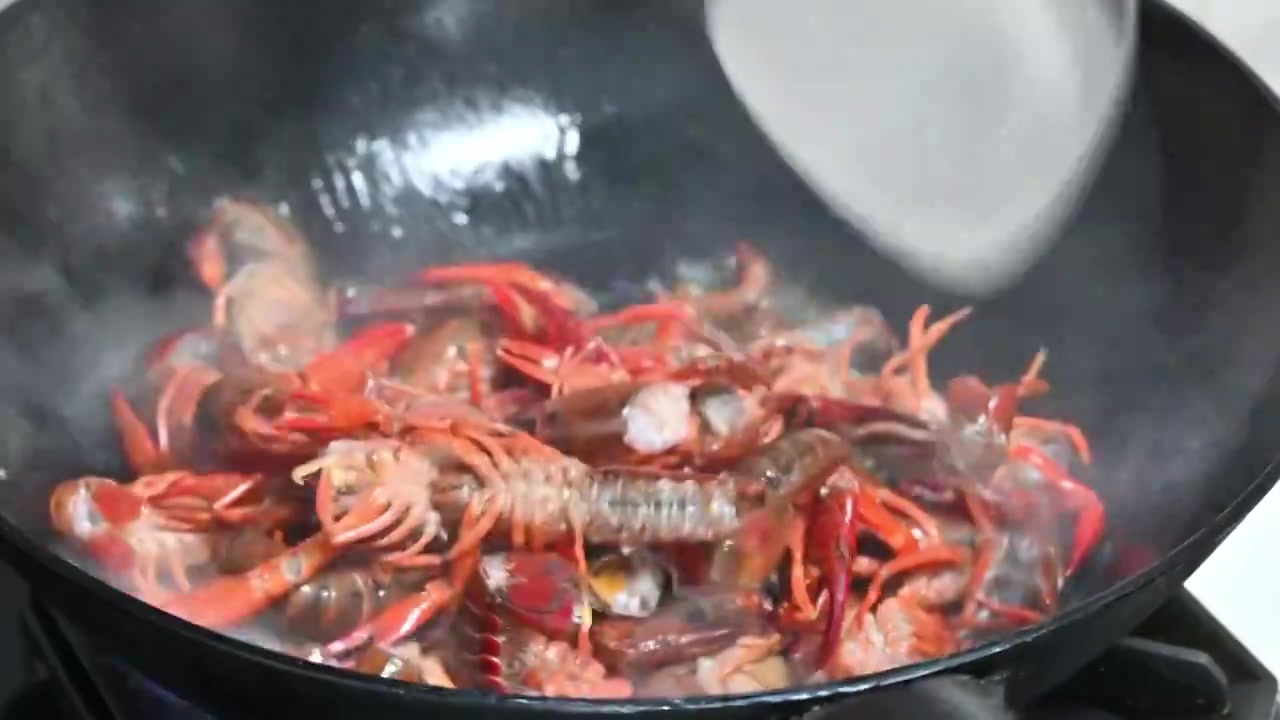 在锅里烹饪小龙虾视频下载
