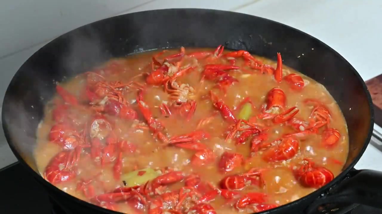 在锅里烹饪小龙虾视频下载