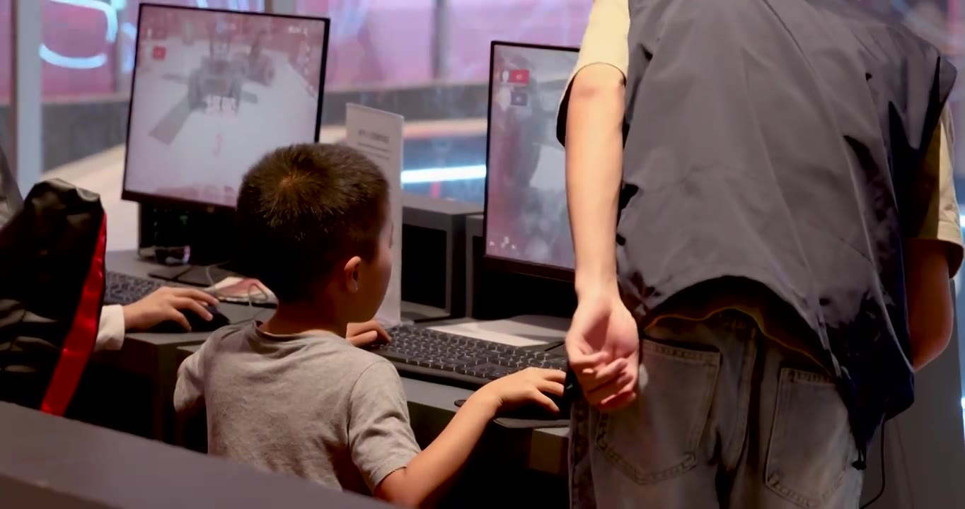 成都科幻馆 小男孩在电脑前体验机甲对战游戏视频下载