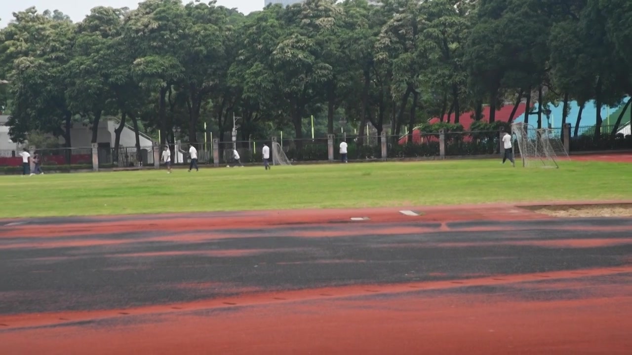 学生在学校操场上踢足球视频下载