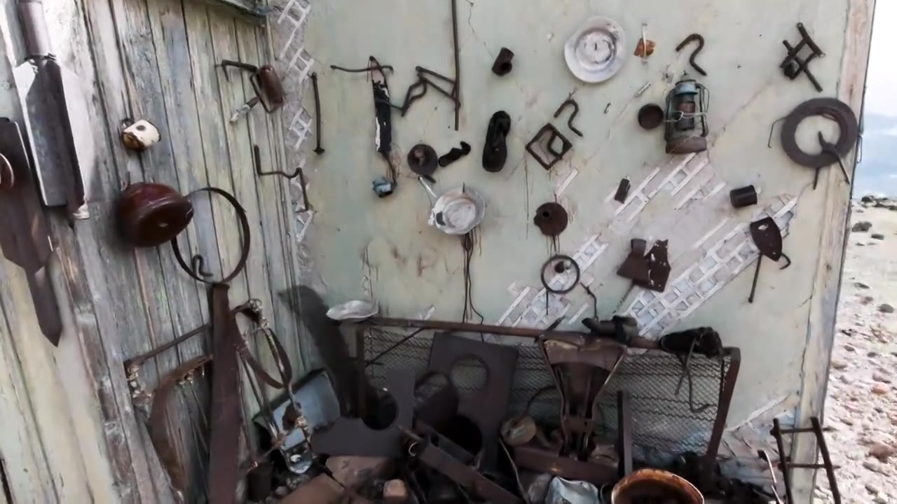 一个旧车库的墙上挂着一些有趣的古董。剪辑视频下载