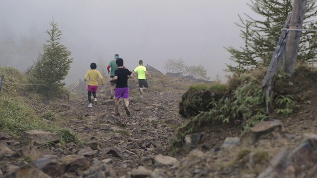 山梨县的大宝satsu山，夏季的跑步者视频素材