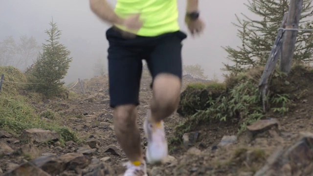 山梨县的大宝satsu山，夏季的跑步者视频素材