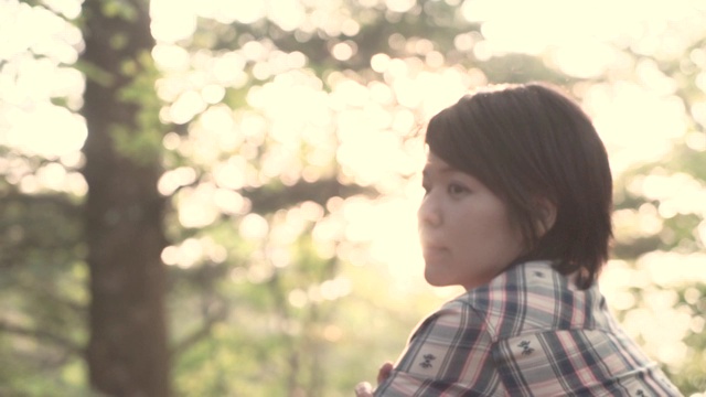 山梨县一名日本妇女在营地享受自然的慢镜头视频下载
