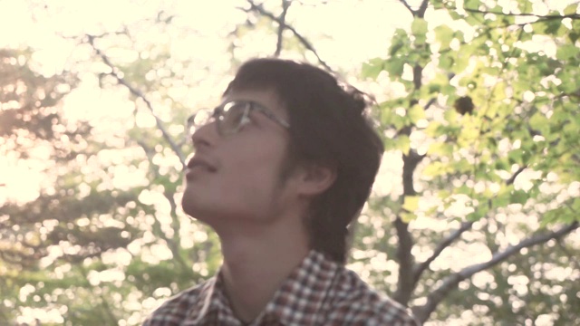 年轻的日本男子肖像在一个营地，山梨县视频下载