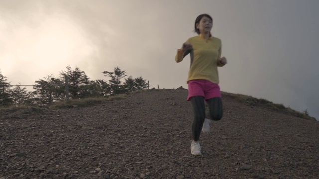 山梨县夏季的大博satsu山的跑步者的慢镜头视频下载