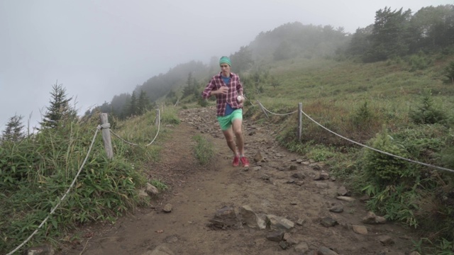 山梨县夏季的大博satsu山的跑步者的慢镜头视频素材