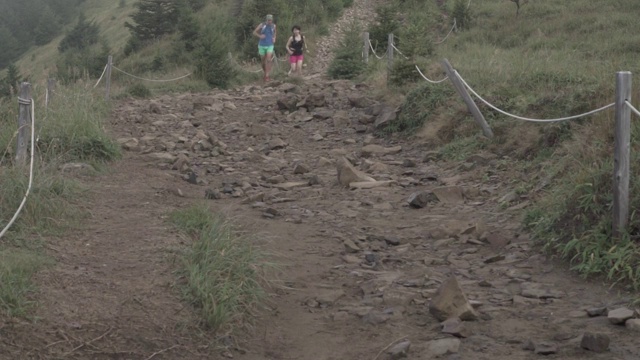 山梨县夏季的大博satsu山的跑步者的慢镜头视频下载