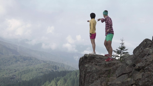 在山梨县夏季的大博satsu山的跑步者放松的慢镜头视频素材