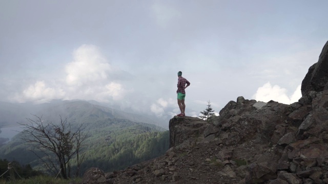 慢动作镜头的trail runner放松在山大satsu在夏天，山梨县视频下载