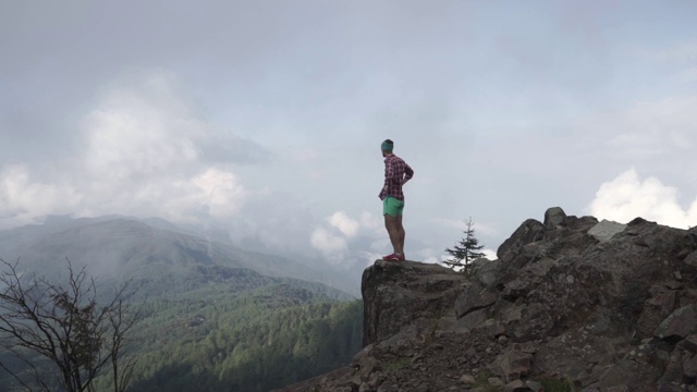 慢动作镜头的trail runner放松在山大satsu在夏天，山梨县视频下载