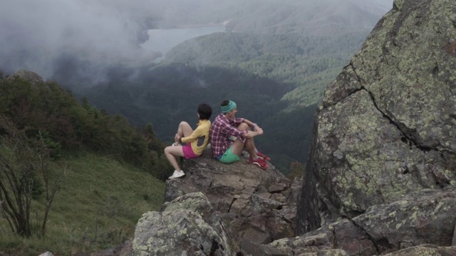 在山梨县夏季的大博satsu山的跑步者放松的慢镜头视频下载