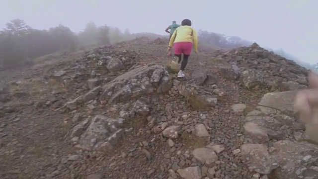 在夏季，山梨县的大博satsu山的跑步者的POV镜头视频素材