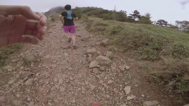 在夏季，山梨县的大博satsu山的跑步者的POV镜头视频素材