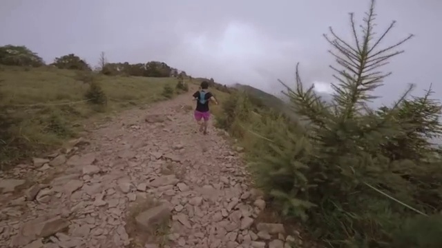 在夏季，山梨县的大博satsu山的跑步者的POV镜头视频下载