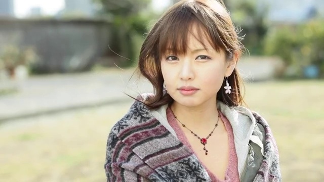有吸引力的年轻日本女孩长头发的肖像视频素材